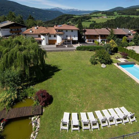 Hotel with garden and sunbathing lawn